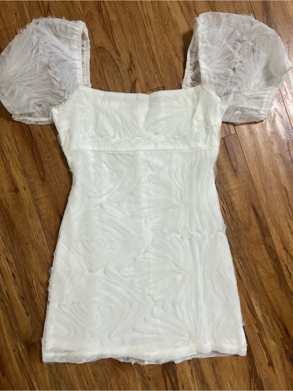 Le Lis White Lace Square-Neck Mini Dress with Puff Sleeves - Picture 4 of 7